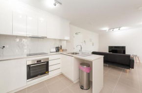 Modern Coastal Retreat 2BR Near Rockingham Beach